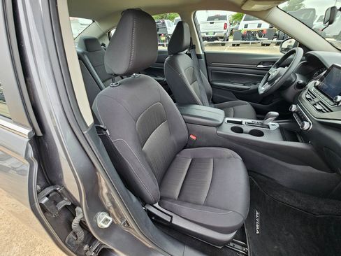 Used 2025 Nissan Altima 2.5 SV FWD image 30