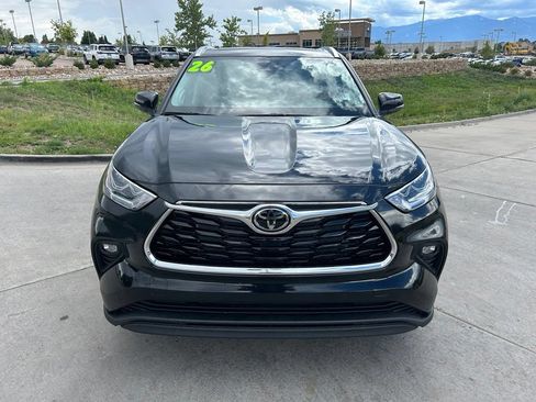 Used 2026 Toyota Highlander Limited AWD/4WD image 2