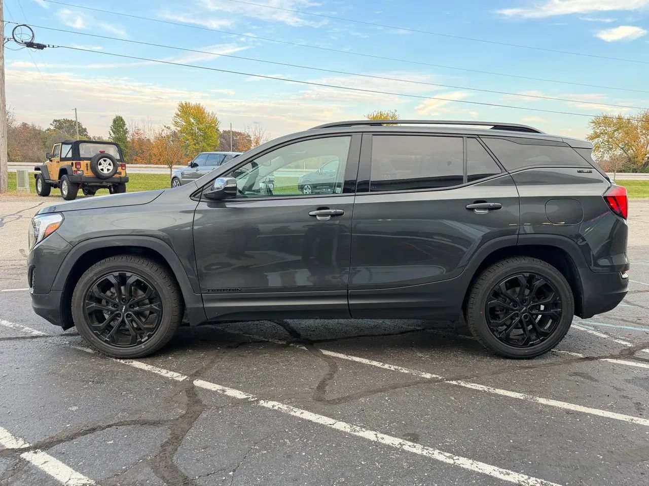 Used 2021 GMC Terrain SLE w/ Elevation Edition FWD image 2