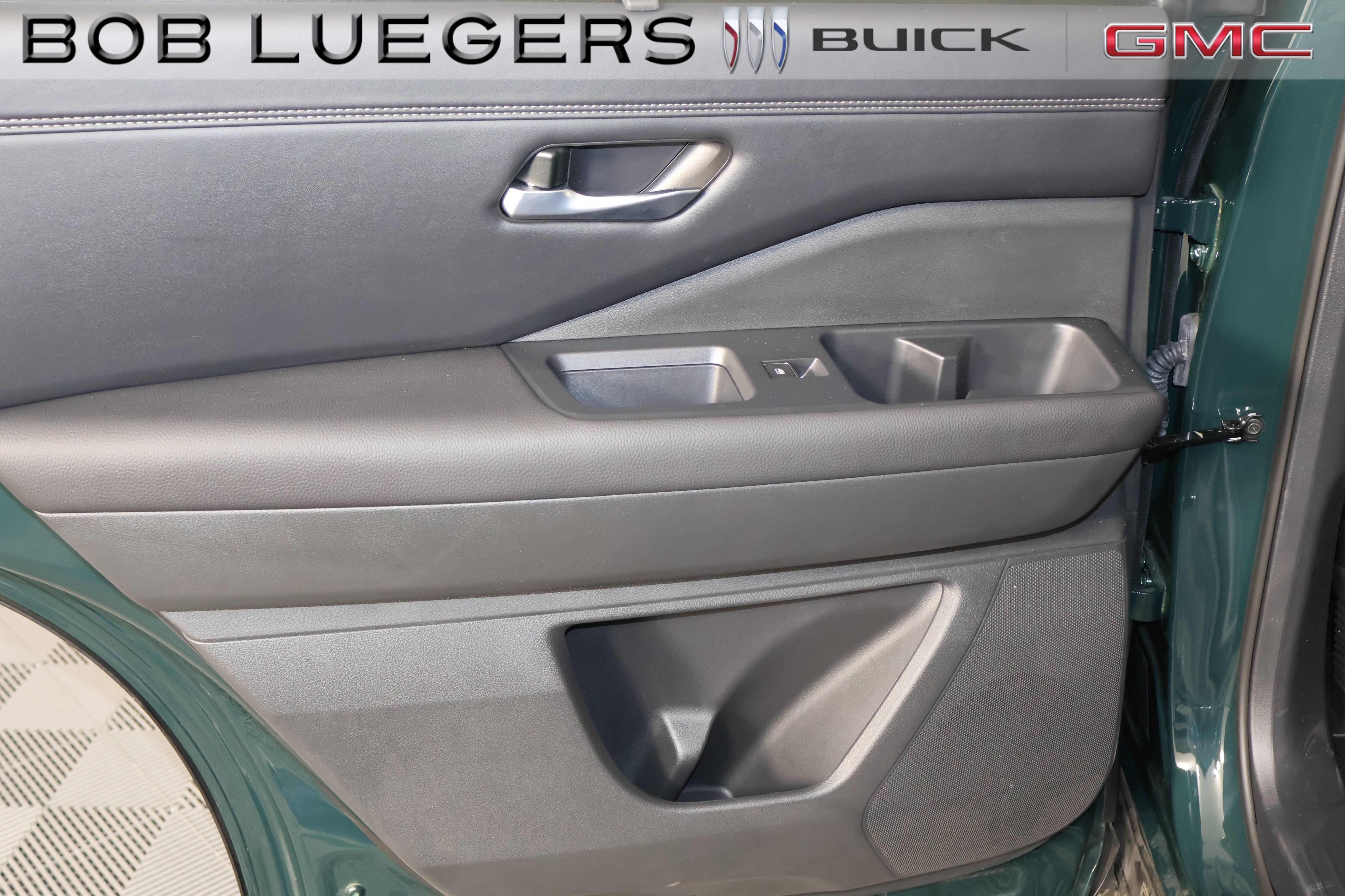Used 2025 Nissan Pathfinder Platinum FWD image 9