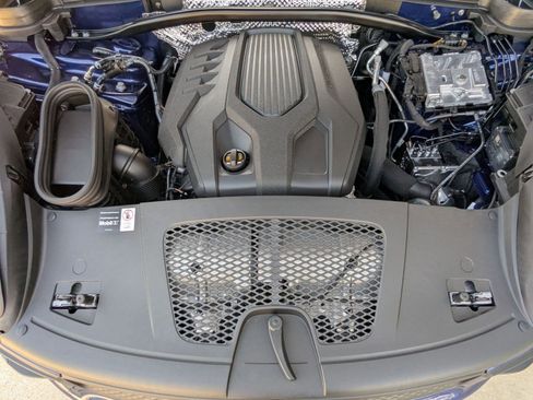 Certified 2025 Porsche Macan image 28