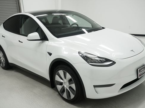 Used 2023 Tesla Model Y Long Range AWD/4WD image 3