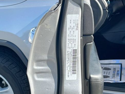 Used 2017 Jeep Grand Cherokee Laredo AWD/4WD image 28