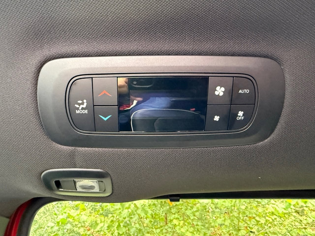 Used 2025 Chrysler Pacifica Limited FWD image 22