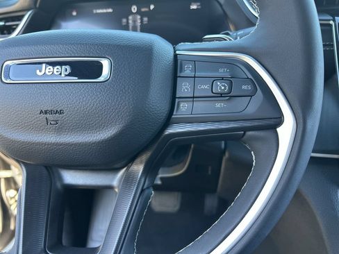 Used 2025 Jeep Grand Cherokee Altitude AWD/4WD image 21