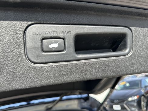 Certified 2025 Honda Pilot Black Edition image 10