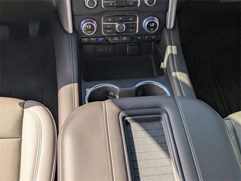 Used 2023 GMC Yukon SLT w/ SLT Luxury Package image 22