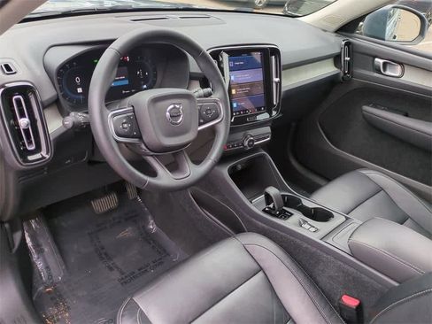 Used 2023 Volvo XC40 B5 Core w/ Convenience Package image 2