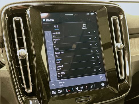 Used 2025 Volvo XC40 B5 Plus image 21