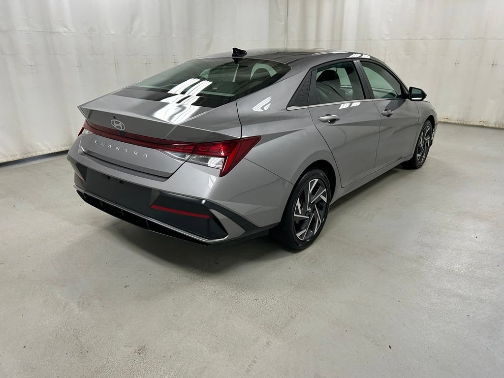 Used 2025 Hyundai Elantra SEL FWD image 5