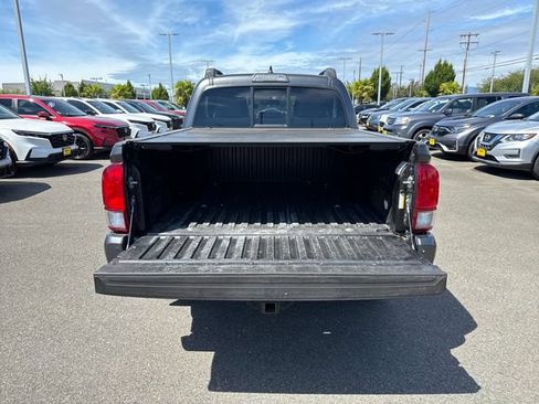 Used 2016 Toyota Tacoma TRD Sport AWD/4WD image 12