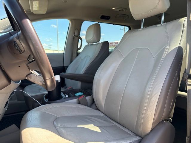 Used 2017 Chrysler Pacifica Touring-L w/ Tire & Wheel Group FWD image 6