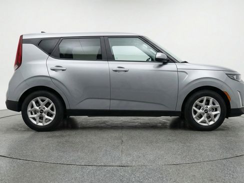 Used 2025 Kia Soul LX w/ LX Technology Package image 11