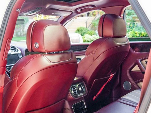 Used 2019 Bentley Bentayga image 30