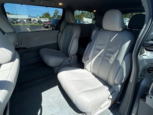 Used 2011 Toyota Sienna XLE FWD image 26
