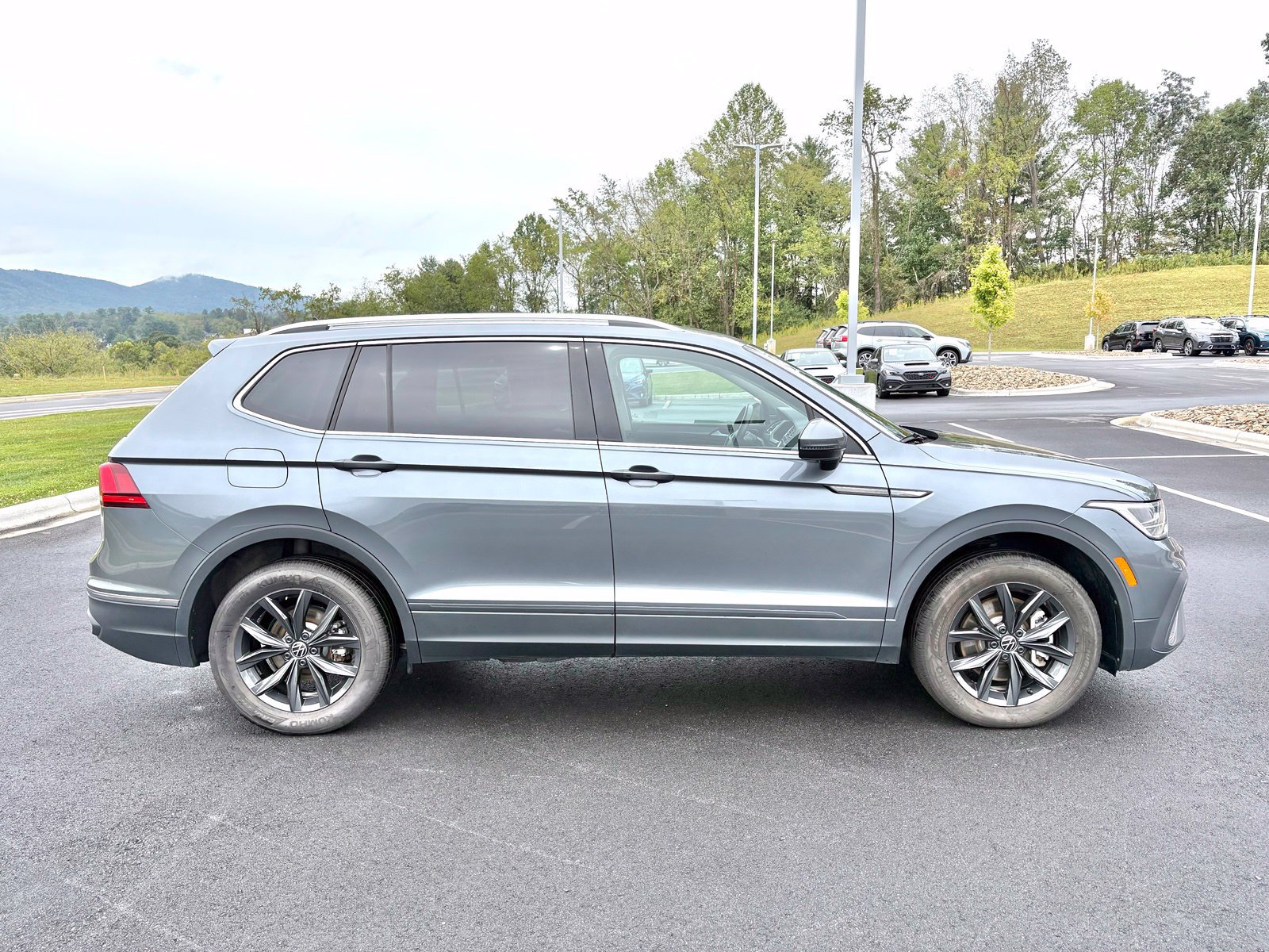 Used 2024 Volkswagen Tiguan SE AWD/4WD image 6