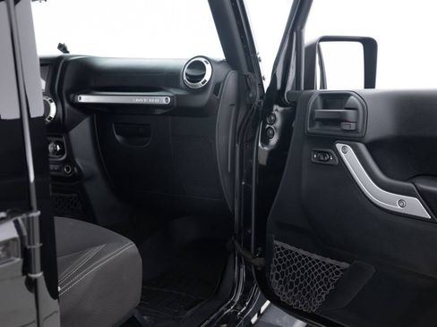 Used 2017 Jeep Wrangler Unlimited Sahara w/ Connectivity Group image 28