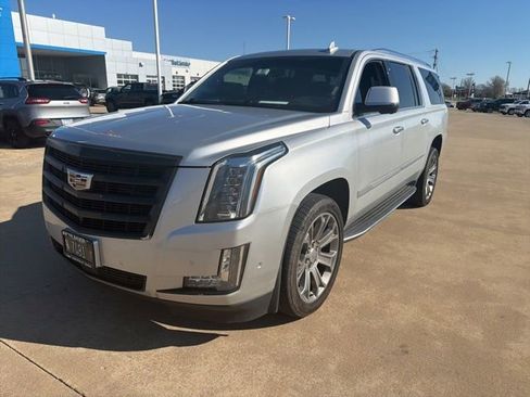 Used 2017 Cadillac Escalade ESV Premium Luxury image 3