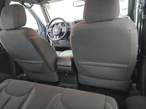 Used 2017 Jeep Wrangler Rubicon w/ Power Convenience Group image 11