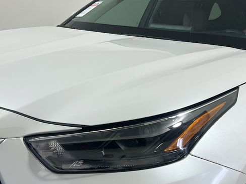 Used 2024 Toyota Highlander XLE FWD image 11