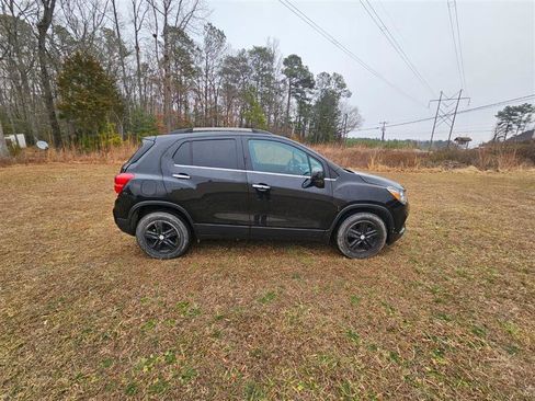 Used 2020 Chevrolet Trax LT w/ LT Convenience Package image 8