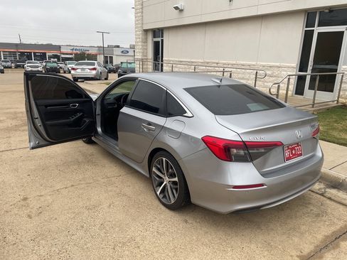 Used 2022 Honda Civic Touring image 2