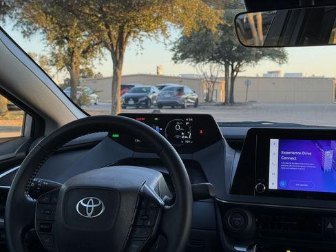 Used 2025 Toyota Prius LE image 34