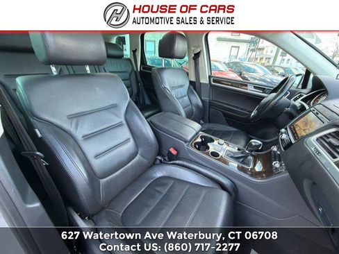 Used 2016 Volkswagen Touareg Sport image 32