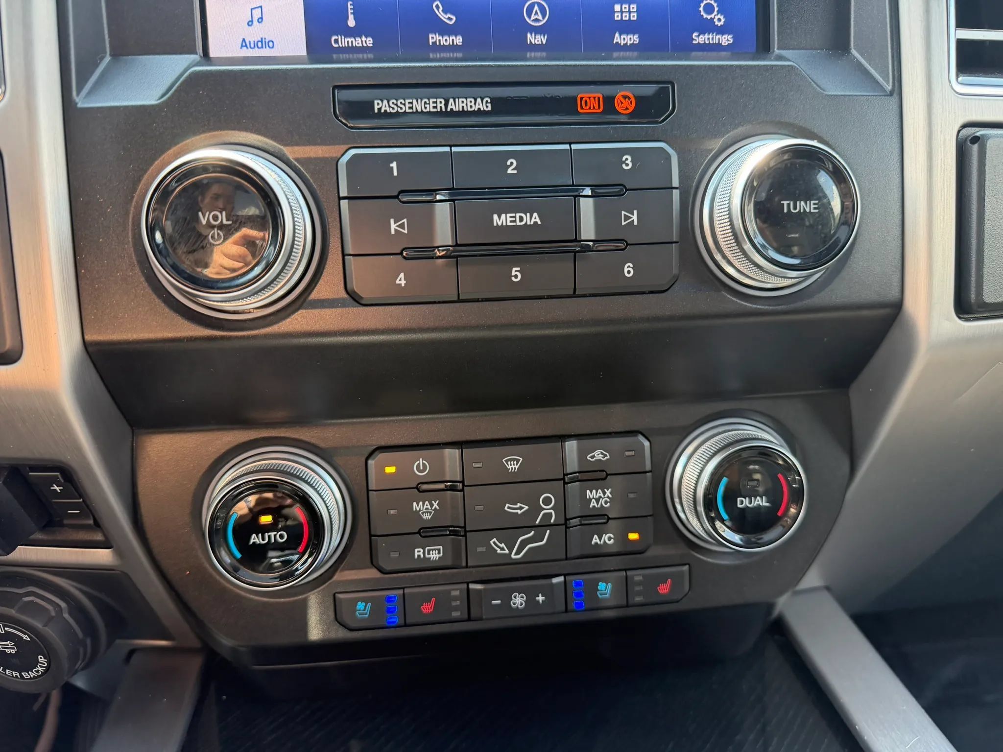 Used 2020 Ford F350 Platinum w/ FX4 Off-Road Package AWD/4WD image 28