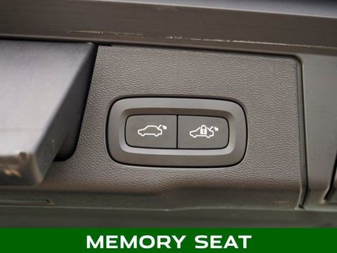 Used 2022 Volvo XC60 B5 Momentum image 7