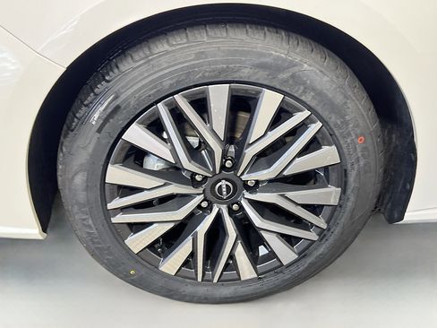 Used 2024 Nissan Altima 2.5 SV image 14