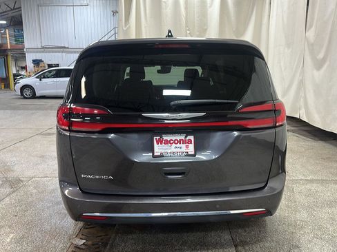 Used 2023 Chrysler Pacifica Touring-L image 4