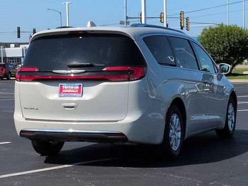 Used 2021 Chrysler Pacifica Touring-L FWD image 5