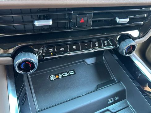 Used 2025 Chevrolet Tahoe High Country image 35