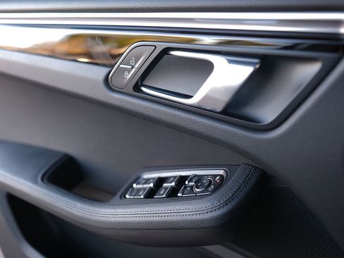 Used 2021 Porsche Macan image 11