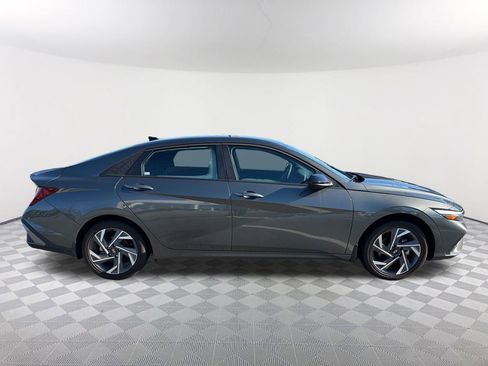 Used 2025 Hyundai Elantra SEL w/ Cargo Package FWD image 4