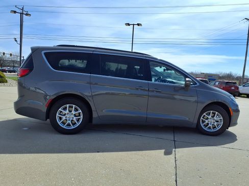 Certified 2022 Chrysler Pacifica Touring-L w/ Uconnect Theater Family Group image 34