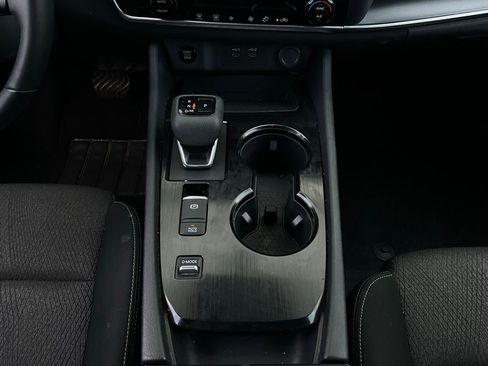 Used 2025 Nissan Rogue SV image 15