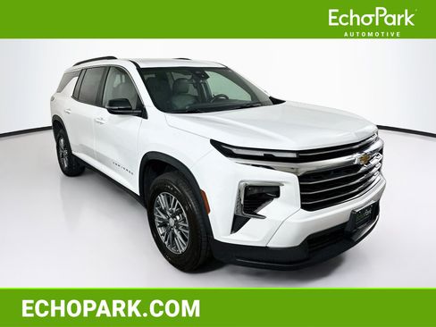 Used 2025 Chevrolet Traverse LT FWD image 1