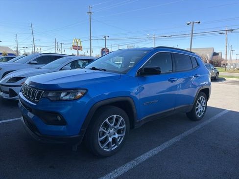 Used 2023 Jeep Compass Latitude image 2