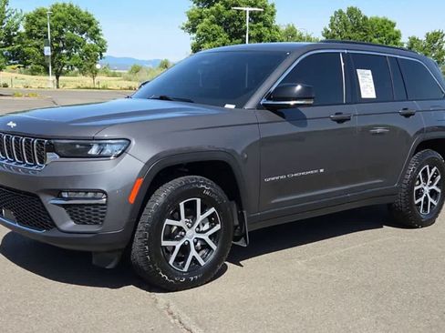 Used 2025 Jeep Grand Cherokee Limited w/ Trailer Tow Package AWD/4WD image 4