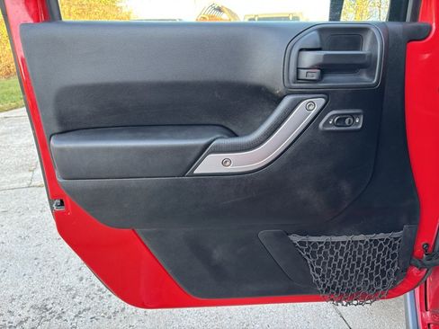 Used 2018 Jeep Wrangler Unlimited Rubicon w/ Connectivity Group image 19