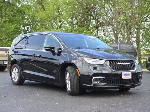 Used 2024 Chrysler Pacifica Touring-L FWD image 12