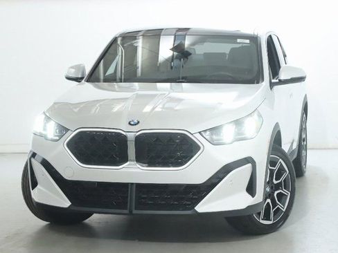 Certified 2025 BMW X2 xDrive28i w/ Premium Package image 3