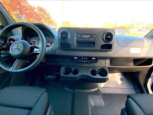 Used 2025 Mercedes-Benz Sprinter 2500 image 5