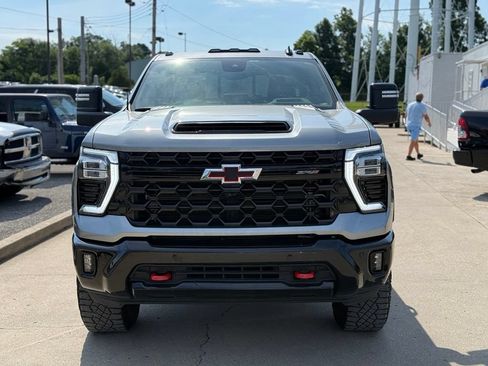 Used 2025 Chevrolet Silverado 2500 ZR2 AWD/4WD image 3