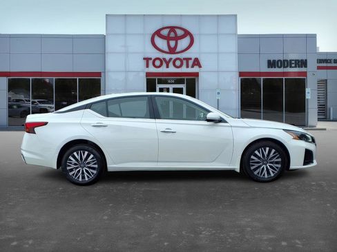 Used 2023 Nissan Altima 2.5 SV w/ SV Premium Package image 4