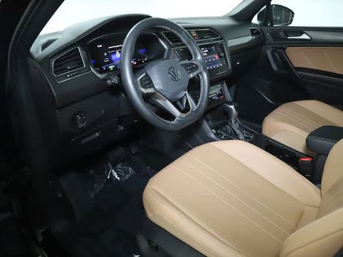 Certified 2023 Volkswagen Tiguan SE w/ Panoramic Sunroof Package image 19