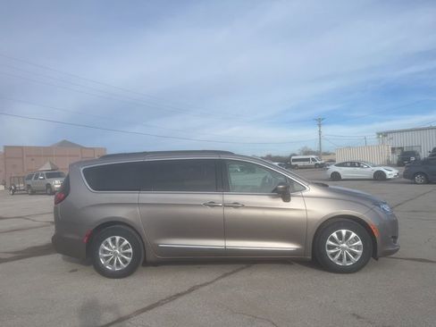 Used 2017 Chrysler Pacifica Touring-L image 2