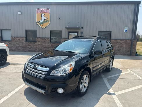Used 2013 Subaru Outback 3.6R Limited w/ Moonroof Pkg AWD/4WD image 3